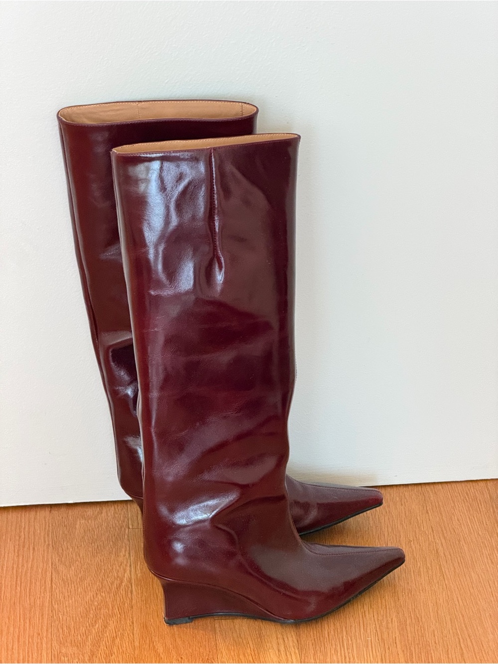 Women’s Tall Pointed-Toe Knee Boots in Burgundy - Picture 3 of 7